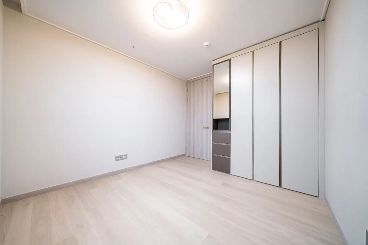 화이트톤 빌트인 수납장이 돋보이는 모던 침실